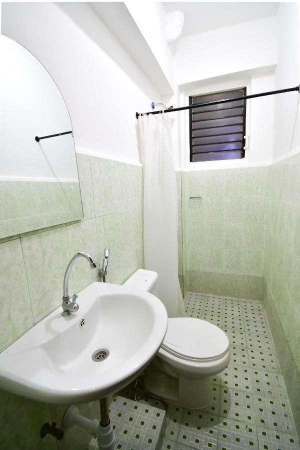 Casa Blanca Apartment Manila Exterior foto
